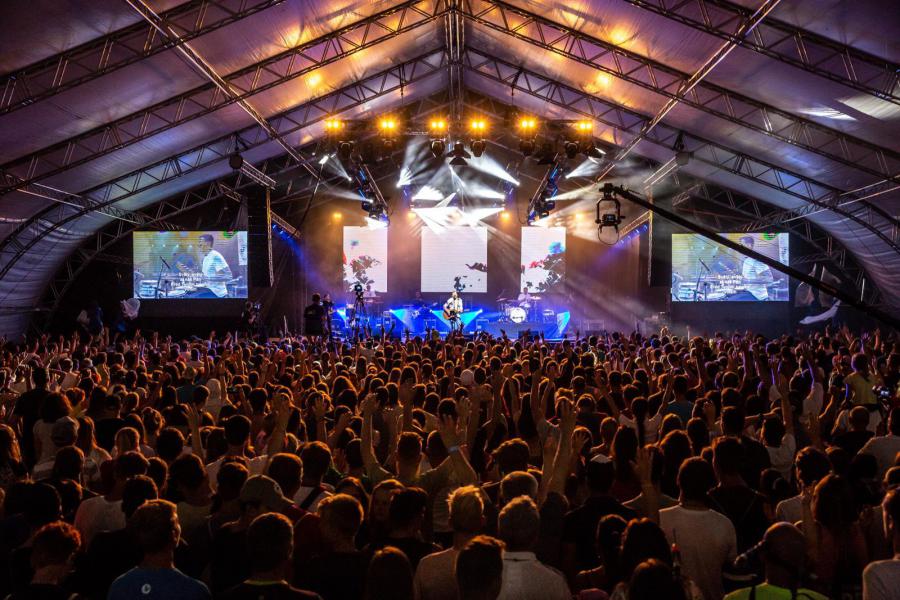 CampFest oslávil dvadsať rokov. Jeho účastníci sa tentokrát modlili za „premenu“