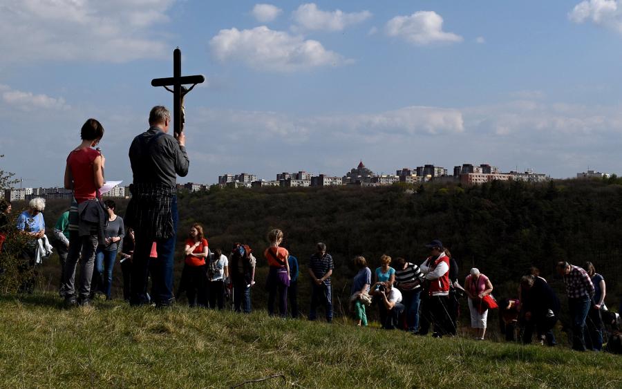 Naše problémy bere Ježíš na svůj kříž (papež František) Naše problémy bere Ježíš na svůj kříž (papež František)