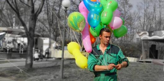 Prodavač balonků pochopil, co dítě trápí... Prodavač balonků pochopil, co dítě trápí...