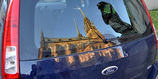 Kostel v odrazu skla automobilu / foto: IMA
