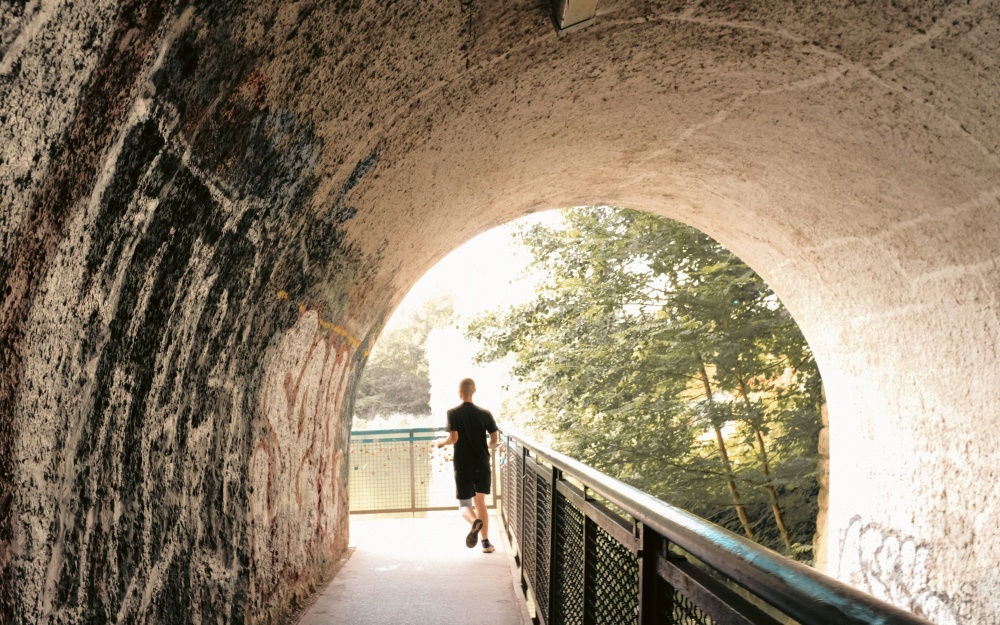 Photo by Dan Braga, unsplash.com, tunel, běžec, most Photo by Dan Braga, unsplash.com, tunel, běžec, most