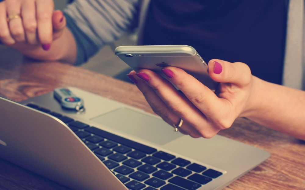 Photo unsplash.com; PC, klávesnice, mobil, kancelář Photo unsplash.com; PC, klávesnice, mobil, kancelář