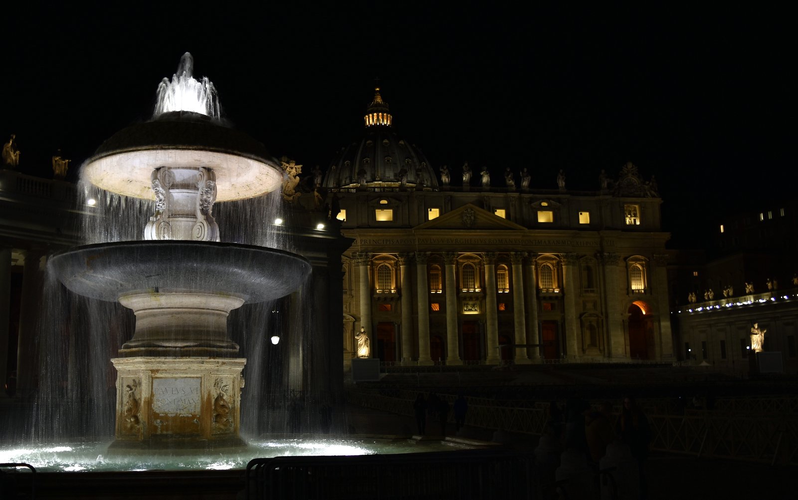 Řím, Vatikán, basilika sv. Petra, kašna, voda, tma / -ima-
