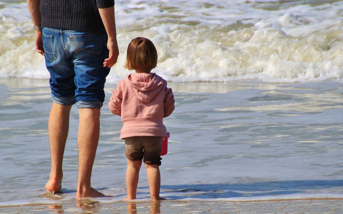 Otec, muž, dítě, moře / foto: pixabay.com