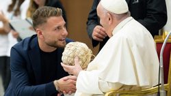 Papeř František a hadrový míč / VATICAN MEDIA Divisione Foto Papeř František a hadrový míč / VATICAN MEDIA Divisione Foto
