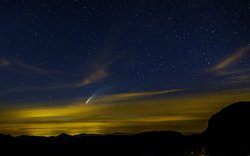 Kometa, noc, tma, hvězdy / foto alberto68a pixabay