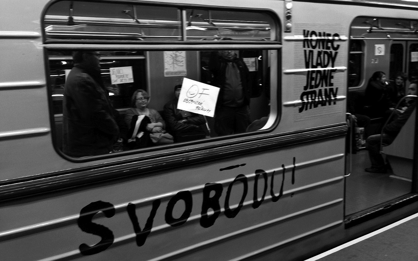 metro, listopad 1989, nápis / foto -ima-