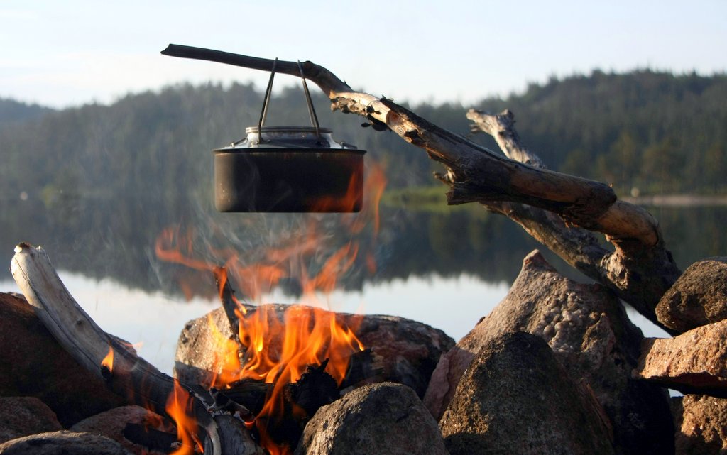 Photo by Elin Melaas, unsplash.com; oheň, jezero, snídaně Photo by Elin Melaas, unsplash.com; oheň, jezero, snídaně