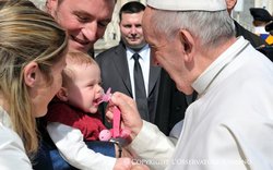 papež František, manželé, rodina, dítě, dudlík / foto: © Vatican Media papež František, manželé, rodina, dítě, dudlík / foto: © Vatican Media