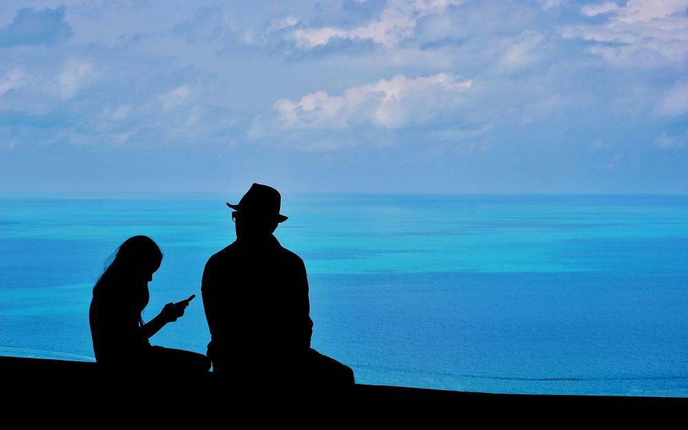Photo by Robert Eklund, unsplash.com, otec a dcera, moře, noc Photo by Robert Eklund, unsplash.com, otec a dcera, moře, noc