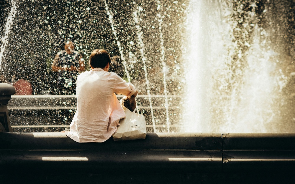Photo by Jon Tyson, unsplash.com, vodotrysk, fontána, osvěžení, park Photo by Jon Tyson, unsplash.com, vodotrysk, fontána, osvěžení, park