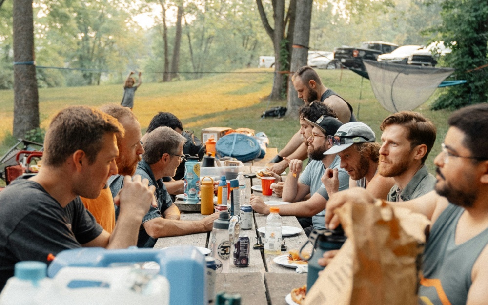 Photo by Michael Proctor, unsplash.com; grilování, piknik, otcové, kemp Photo by Michael Proctor, unsplash.com; grilování, piknik, otcové, kemp