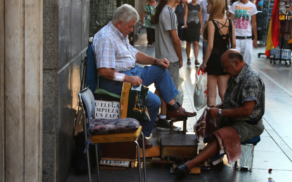 Photo by Miguel Baixauli, unsplash.com, čistič bot, ulice, srovnávání, důstojnost Photo by Miguel Baixauli, unsplash.com, čistič bot, ulice, srovnávání, důstojnost