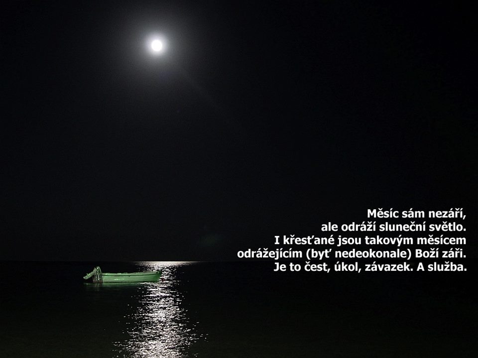 Křesťané odrážejí Boží světlo / měsíc v noci nad hladinou