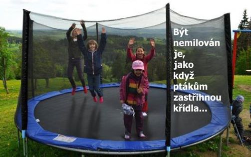 Jsi stvořen, abys byl milován / děti trampolína