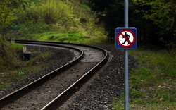 Cedule zákaz vstupu na koleje / -ima-