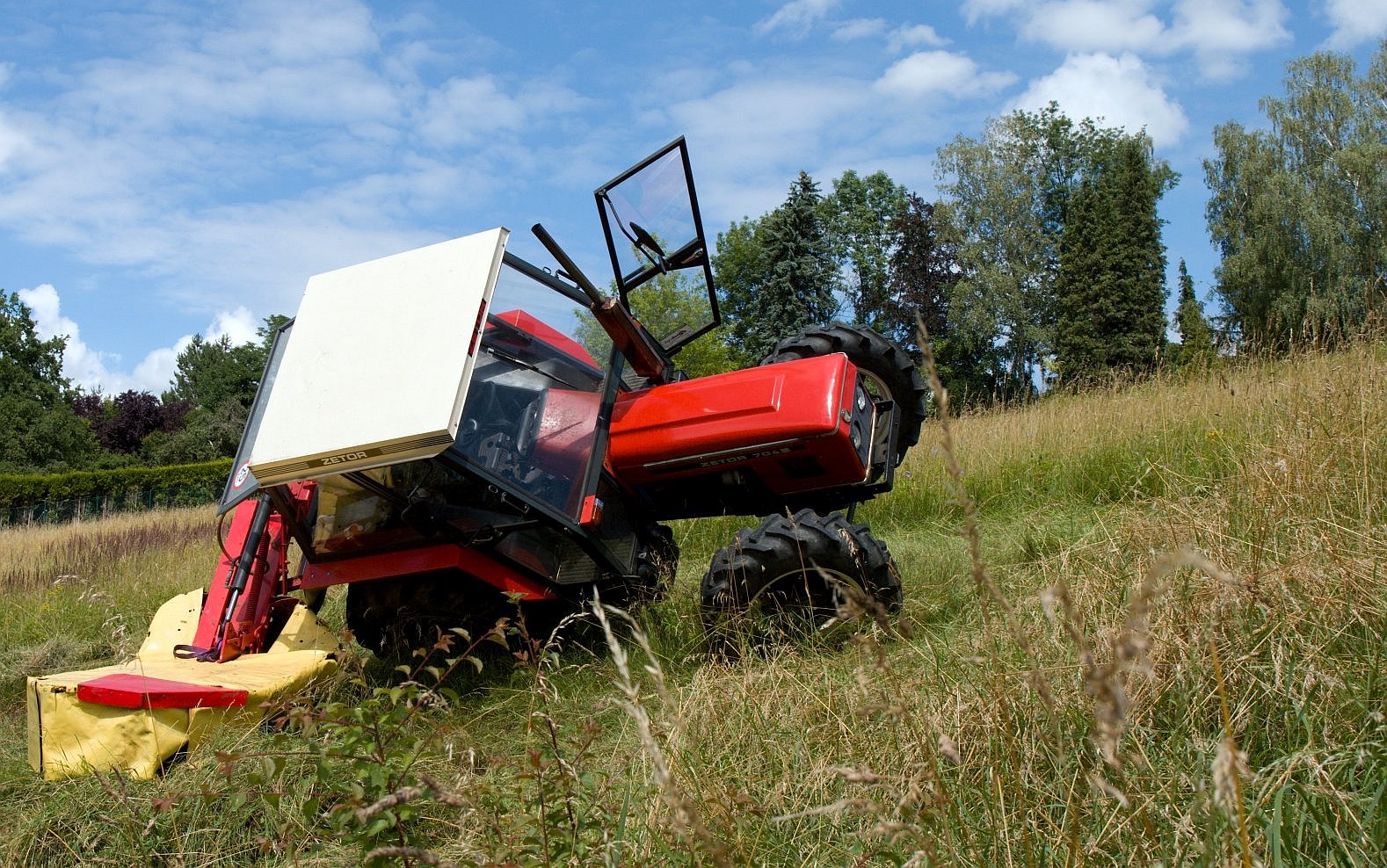 převrácený traktor na svahu, Zetor, louka / foto Michal Němeček