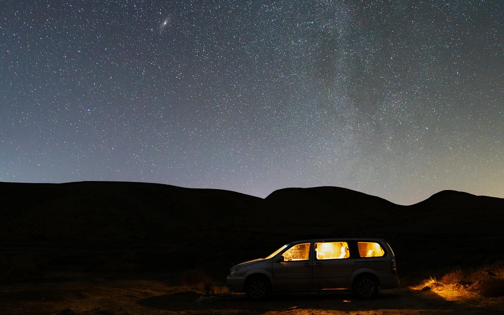 tma, obloha, hvězdy, auto s vnitřním světlem / foto: pexels.com