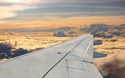 křídlo letadlo mraky obloha horizont výhled / Foto Pixabay 