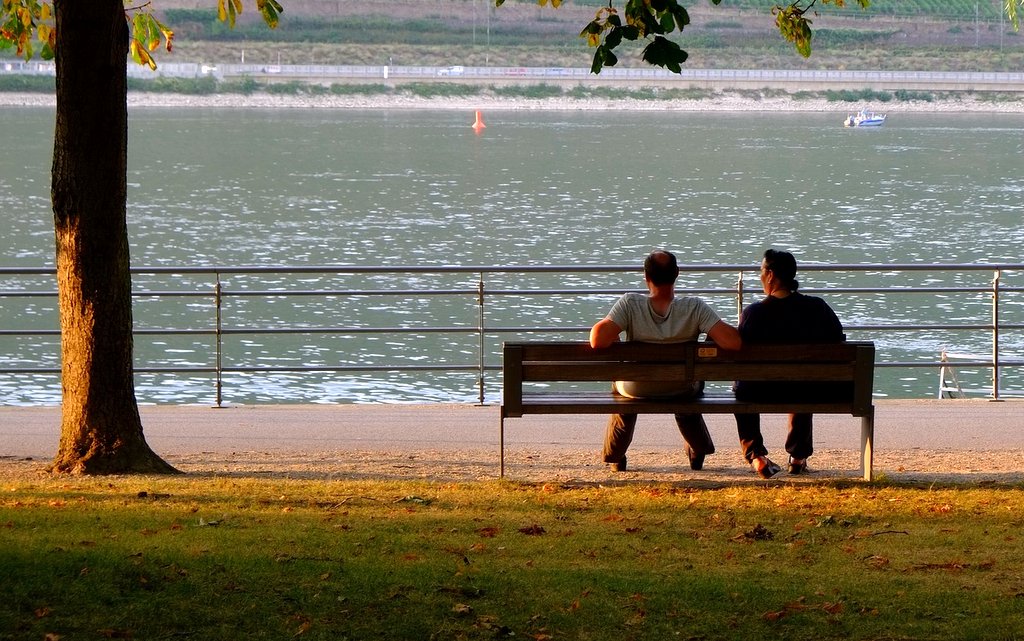 dva lidé na lavičce u řeky / foto Holger Schué - Pixabay