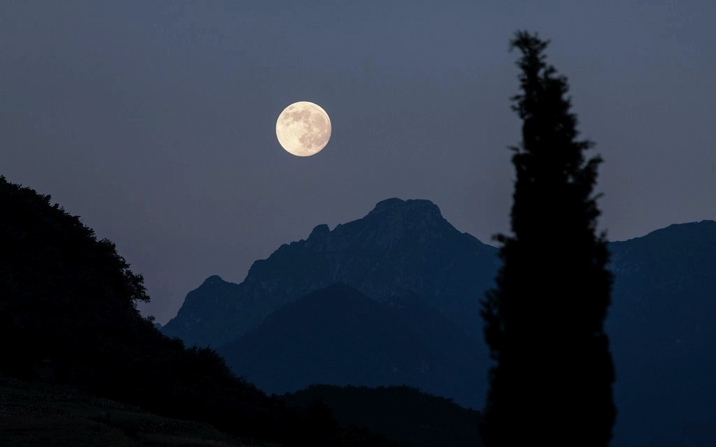 měsíc,  noc, tma, krajina / foto pixabay.com