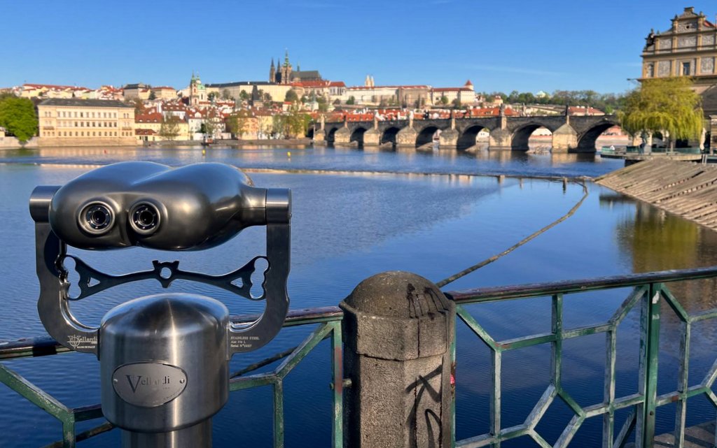 Karlův most, Hradčany, dva protilehlé břehy, řeka, dalekohled / foto: -ima-