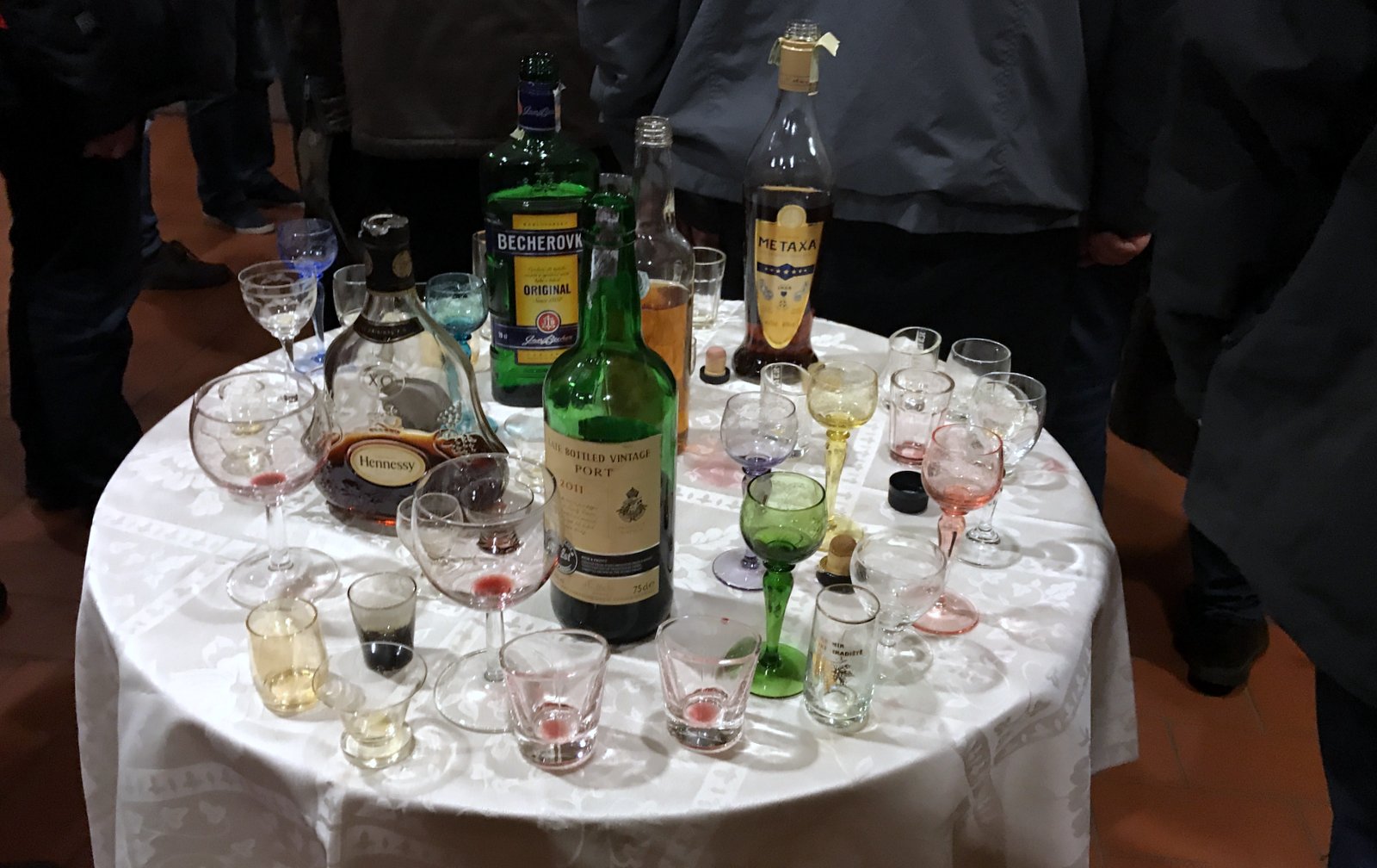 alkohol, flašky, stoleček, lahev, Becherovka, Metaxa, Hennessy, sklenice, skleničky / -ima-