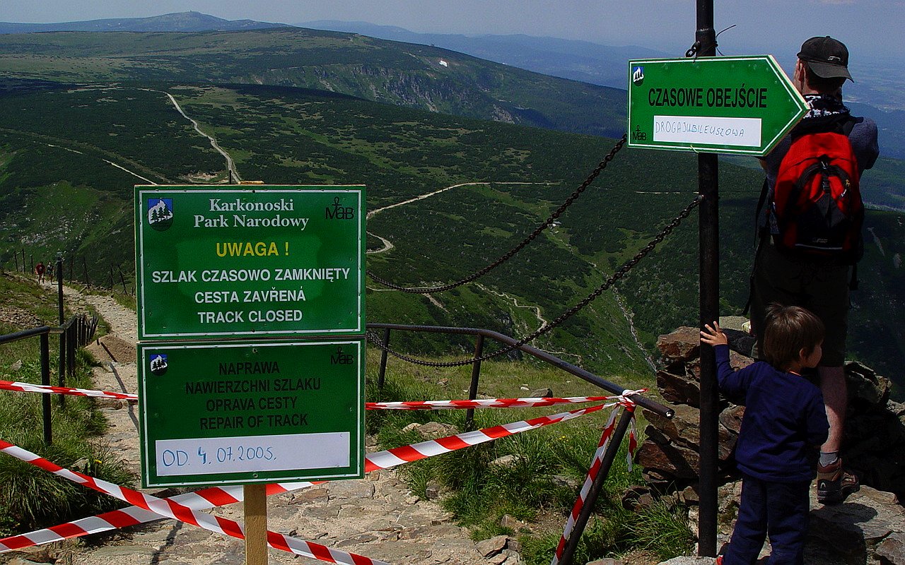 Cedule zákaz vstupu - uzavřená cesta ze Sněžky / foto: ima