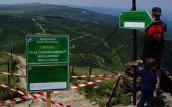 Cedule zákaz vstupu - uzavřená cesta ze Sněžky / foto: ima