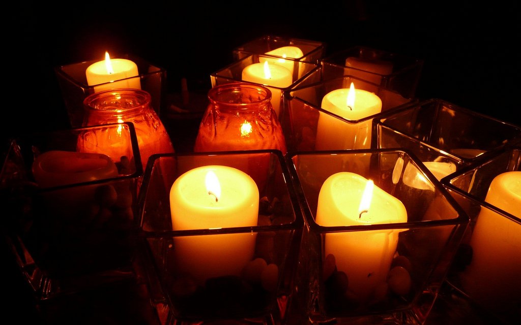 svíčky, světlo ve tmě