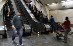eskalátory, lidé, metro / foto -ima-