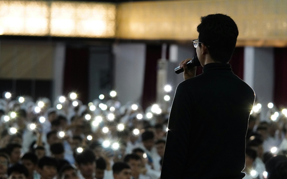 Photo by Herlambang Tinasih, unsplash.com; řečník, politik