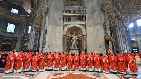 35 nových metropolitů, kterým je udíleno pallium, mezi nimi pražský arcibiskup Stanislav Přibyl, 29. 6. 2026   (@Vatican Media)
