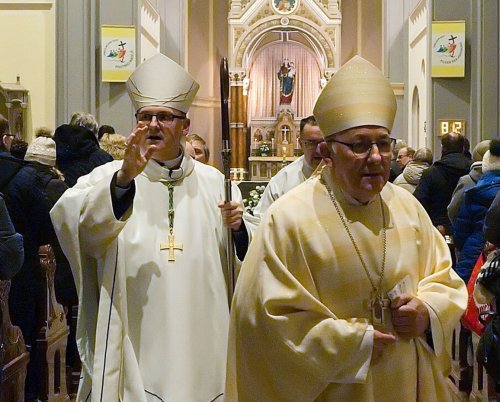 Na snímku biskup Stanislav Přibyl s Wolfgangem Ipoletem, pastýřem sousední diecéze Görlitz po mši svaté ve Filipově v lednu 2025. Snímek Lubomír Holý / Člověk a Víra 