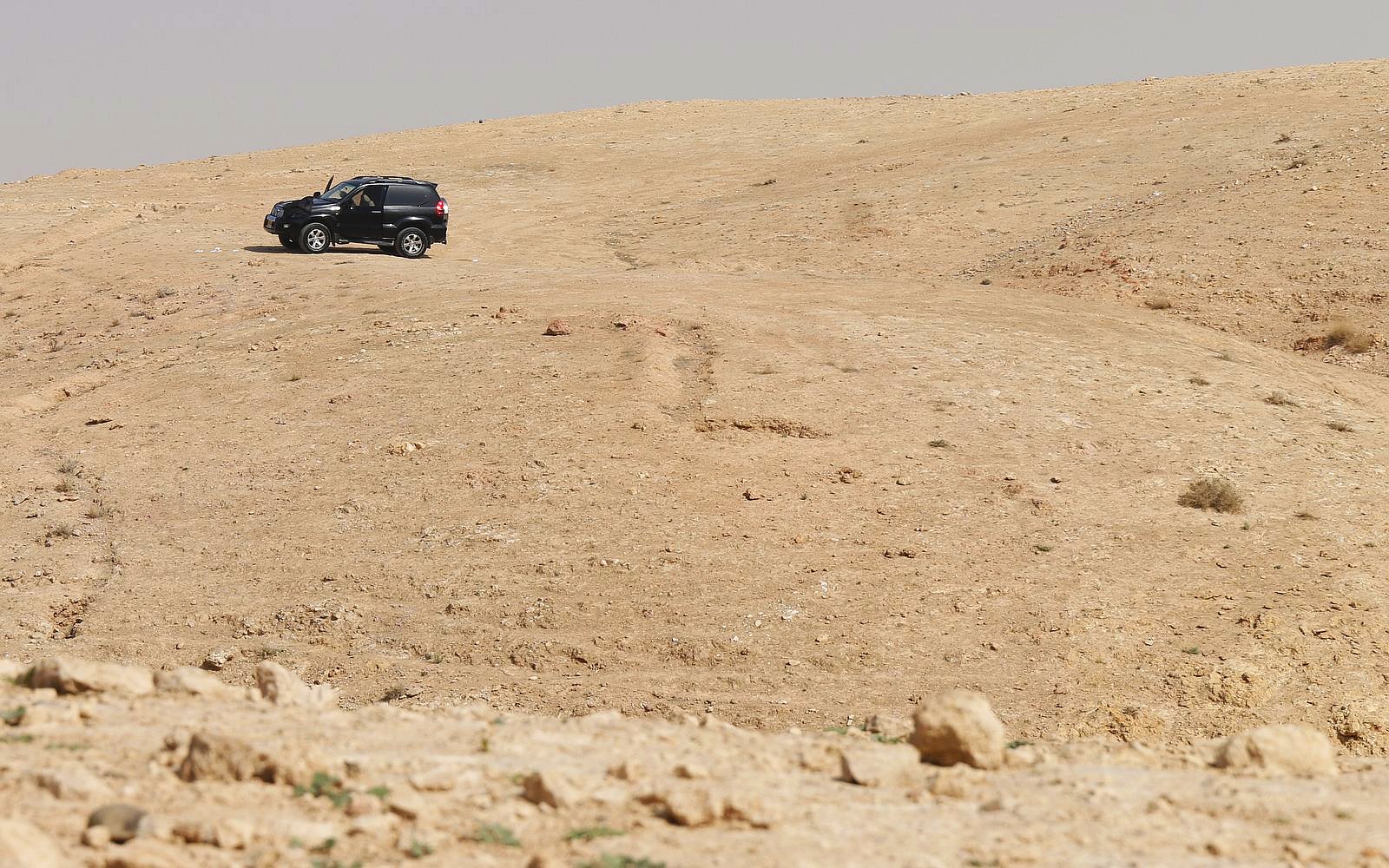 osamocené auto v poušti; a lone car in the desert / foto: Michal Němeček