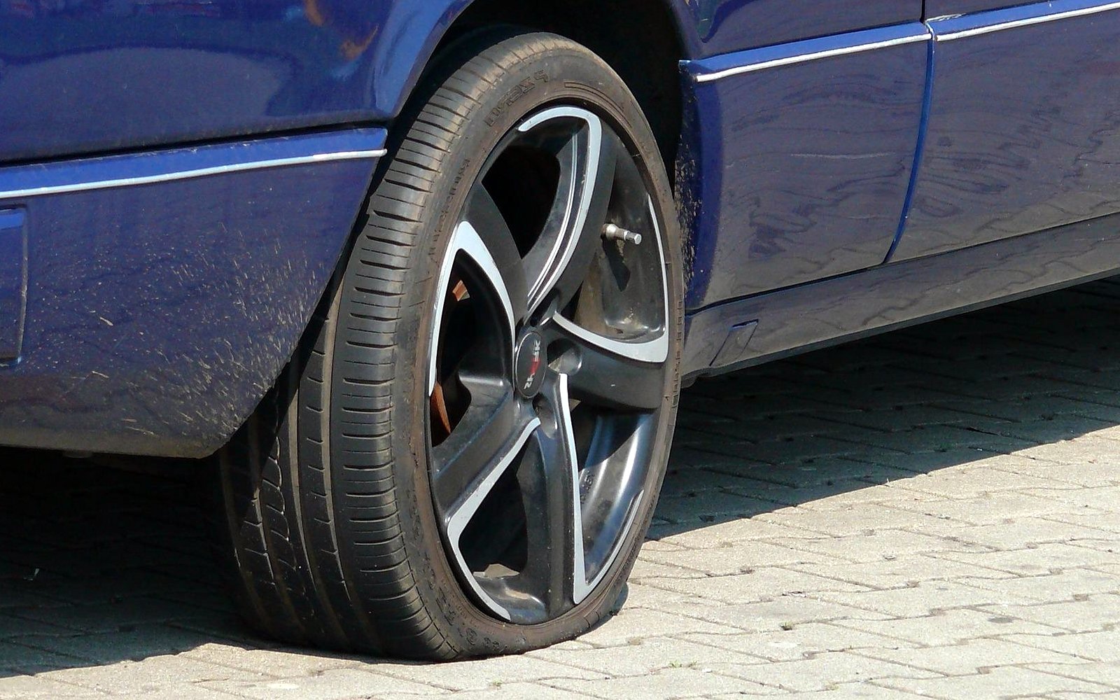 Píchlá pneumatika u auta / Foto: Christine Schmidt  Pixabay 