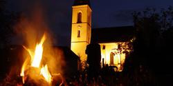 Proč před kostely hoří ohně?