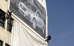 horolezec, auto, reklama / -ima-