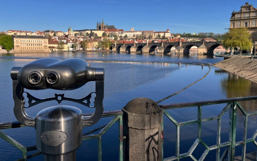 Karlův most, Hradčany, dva protilehlé břehy, řeka, dalekohled / foto: -ima-