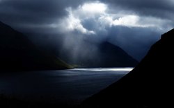 protržené tmavé mraky / Faerské ostrovy / fofo MŠ