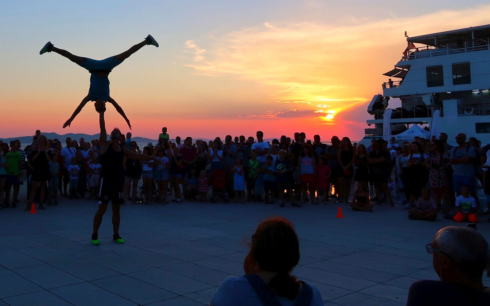 akrobat, důvěra, stojka, západ slunce / foto: Miloš Padevět