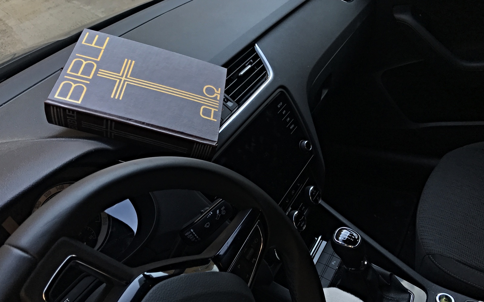 Bible v autě, volant / -ima-