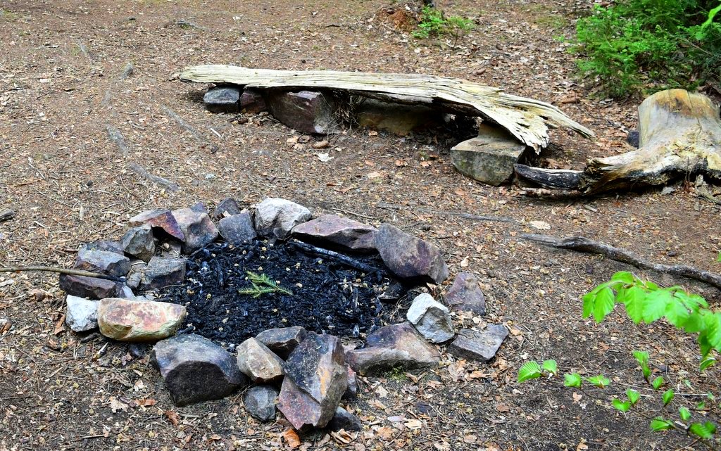 vyhaslé ohniště, popel, snítka, smrková větvička / -ima- 