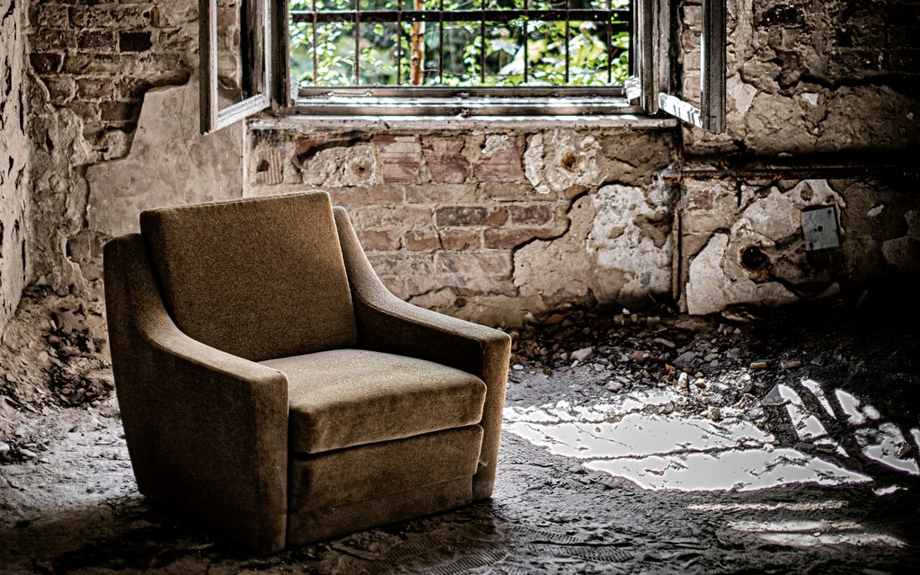křeslo, ruina / foto: unsplash.com