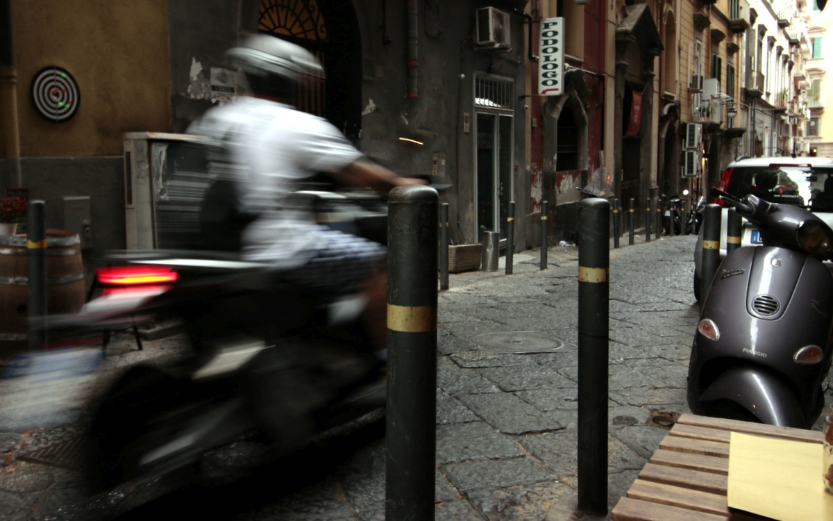 Motocyklista v úzké uličce