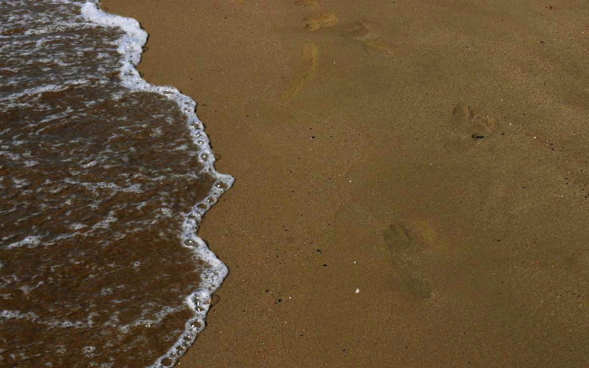 písek, pláž, moře, vlna, voda, stopy / foto Michal Němeček