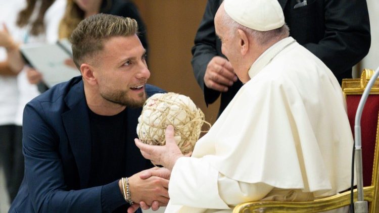 Papeř František a hadrový míč / VATICAN MEDIA Divisione Foto