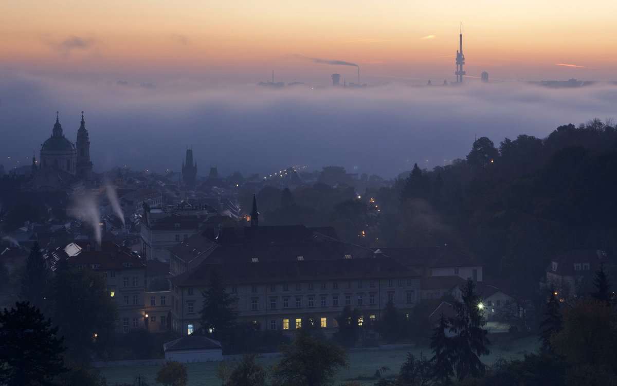 Mlha nad Prahou, svítání, inverze  / foto Jan Kovář www.jankovar.cz
