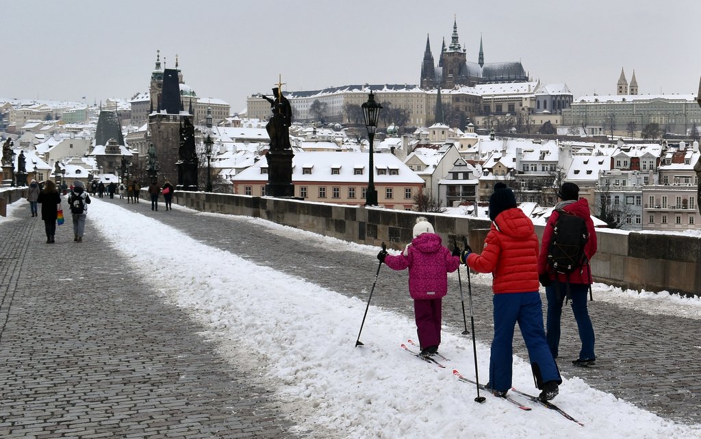 Hradčany, Karlův most, sníh, lyže, lidé / -ima-