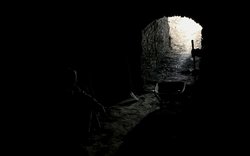 postava člověk silueta v temnotě tunelu, na konci tunelu je světlo / foto -ima-